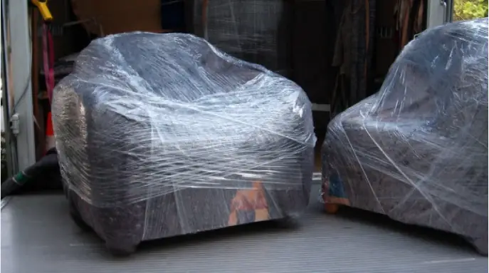 In Plastikfolie verpackte Sessel